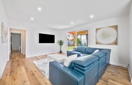 Reseda House | An amazing full house with a pool