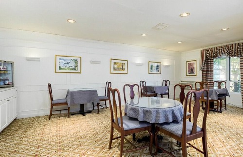 Farmington House | An Amazing Location with an Exquisite Ambiance!
