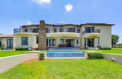 Greater Johannesburg Metropolitan Area Villa | An amazing serene luxury villa in the hussle and buzzle of Gauteng.
