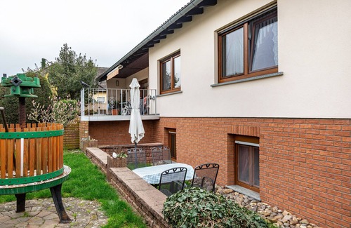 Mainz-Bingen Apartment | "An den Weinbergen" with Wi-Fi