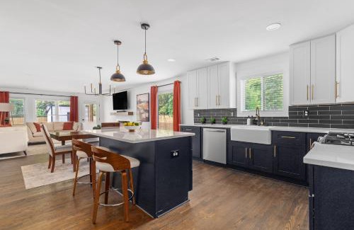 Smyrna House | An Entertainment Oasis Near The Battery, Sleeps 10