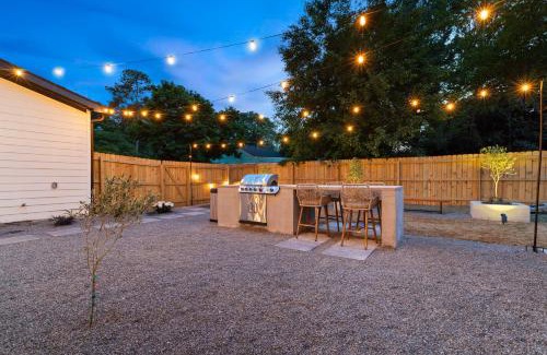 Smyrna House | An Entertainment Oasis Near The Battery, Sleeps 10