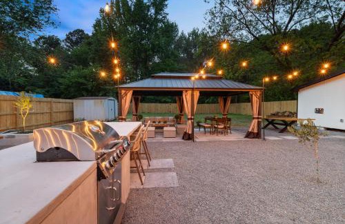 Smyrna House | An Entertainment Oasis Near The Battery, Sleeps 10