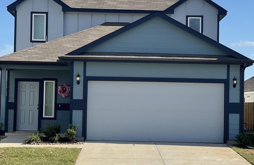 Conroe House | An Entire House with 5 bedrooms , 2.5 baths and 2 living room spaces
