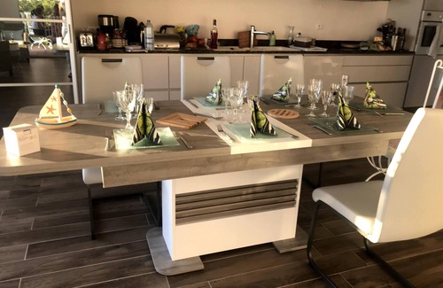 Sanary-sur-Mer Apartment | An exceptional location for this waterfront apartment in Sanary