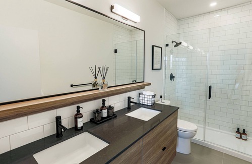 Downtown Kelowna Condo | An exquisitely designed penthouse on 24th floor with breathtaking views.