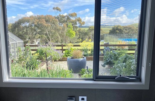 Waurn Ponds House | An idyllic 6 bedroom, north facing property set on 5 acres, rolling hill views.