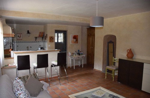 Cornillon-Confoux House | An independent apartment in a pretty property in the countryside .