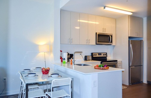 The Waterfront Apartment | An upscale Jersey unit with all amenities to make this summer an enjoyable one.