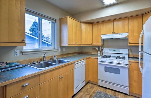Anacortes Apartment | Anacortes Condo - Walk to Town, Marina, and Bay!