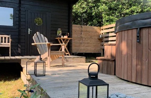 Saint-Merd-les-Oussines Bed & Breakfast | Ancien Prieure Chambre King Size avec sauna et bain nordique privatifs en extérieur
