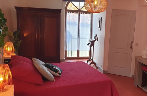 Poilhes Apartment | Ancien Presbytère, a stone's throw from the Canal du Midi, sleeps 8