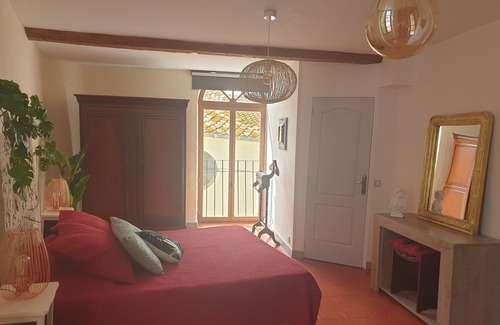 Poilhes Apartment | Ancien Presbytère, a stone's throw from the Canal du Midi, sleeps 8
