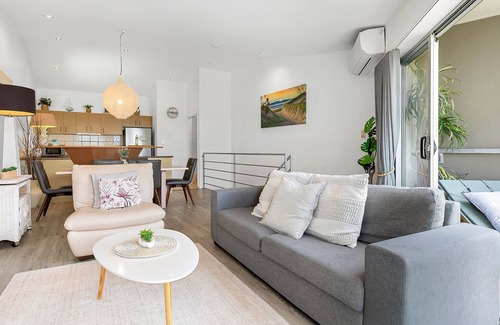 Sunshine Beach Apartment | Andari Apartment 2, Sunshine Beach, Beachfront Street and just steps to Surf-club