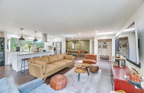 Anderson Island House | Anderson Island Home with Deck Steps to Lake!