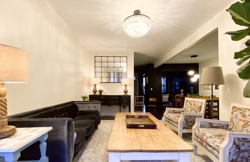 Uptown House | Andersonville / Spacious 3b / 3b / 2 decks. Cozy Bohemian Vibe. 99 Walk Score