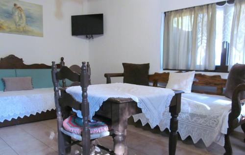 Mixorrouma House | Angela's River Paradise Cottages