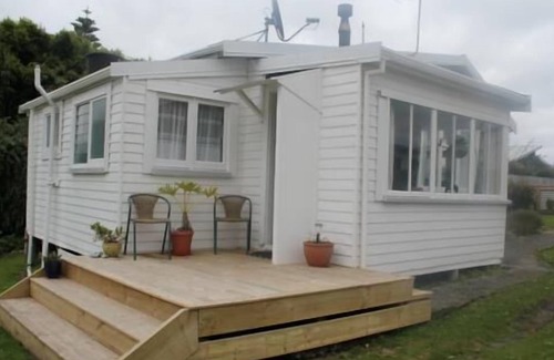 Hokitika House | Ann's Cottage - By the Sea -One minute Walk to the Beach