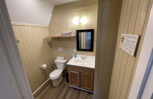Hattiesburg Cottage | Anna Kay's Lake Chalet