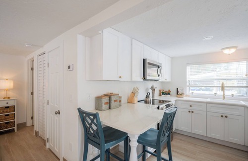 Anna Maria Apartment | Anna Maria Updated Studio moments from the sand w/Pool, Beach Gear & Bikes
