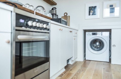 Yamacraw Village Apartment | Annabelle 4A - Top Floor Loft with Terrace in Historic Downtown