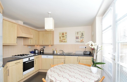 Bonnington Apartment | Annandale Street [201] is a Quiet 2 bed flat near Leith Walk with secure parking