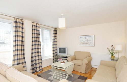 Bonnington Apartment | Annandale Street [201] is a Quiet 2 bed flat near Leith Walk with secure parking