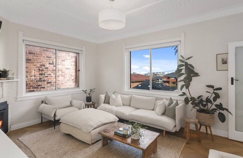 Wollongong CBD Apartment | Annies Escape Elegant Coastal Style by the Beach