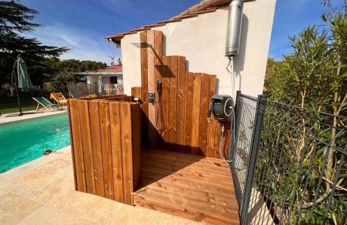 Pertuis House | Anse Coco Luberon - Au calme, gite en Provence avec piscine partagée et parking