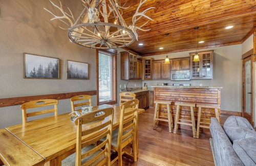Lead Cabin | Antelope Acres | 5 Bed, 3 Bath