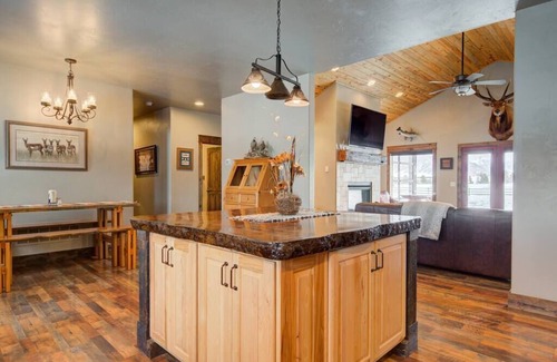 Ennis House | Antelope Crossing Home-Ennis, MT