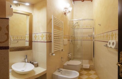 Rione V Ponte Hotel | Antica Dimora Delle Cinque Lune