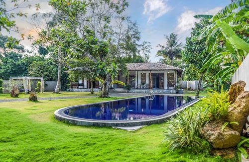 Kathaluwa Villa | Antique Ceylon Standard double at Ahangama