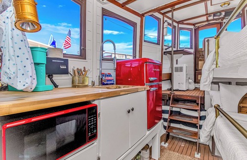 Georgetown Boat Rental | Antique Tugboat on the Harborwalk