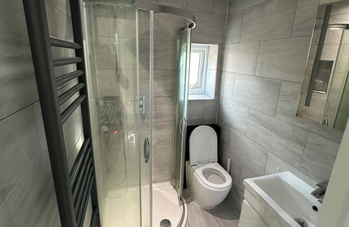 Lee Green Apartment | Antonio’s house. One bedroom apartment in London. 8-10mins walk to the station