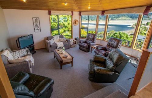 Collingwood House | Aorere House - Collingwood Holiday Home