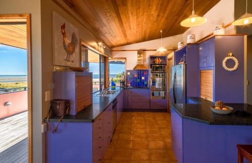 Collingwood House | Aorere House - Collingwood Holiday Home