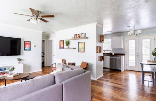 Norman House | Apache Retreat- 1 mile to OU Campus with Fire Pit