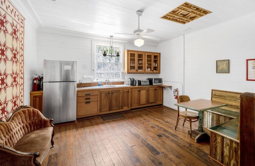 Historic Downtown Apalachicola Apartment | Apalachicola River View, Cozy Queen Room