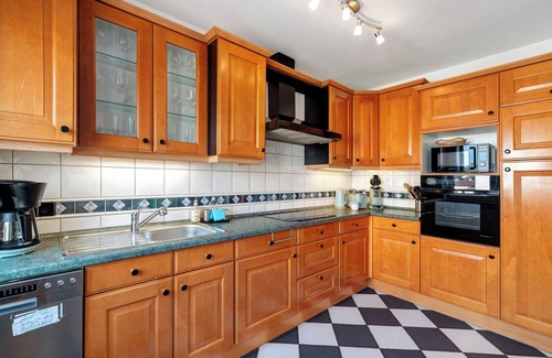 Neustadt-Geinsheim Apartment | Apartment 'Am Storchennest' with Balcony and Wi-Fi