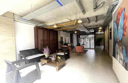Campin Apartment | Aparta Suite Movistar Arena - Moderno, Central y Seguro. Terraza y bbq