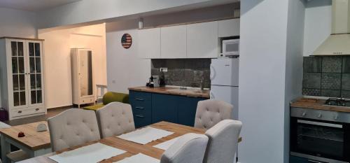 Mamaia-Sat Apartment | Apartament FIORE BLU (vedere la mare si lac)