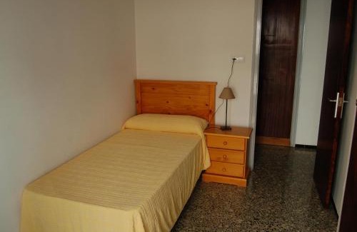 Llanca Apartment | Apartamento céntrico y luminoso a 100m de la playa, renovado con WiFi, balcón y lavadora - ES-228-6