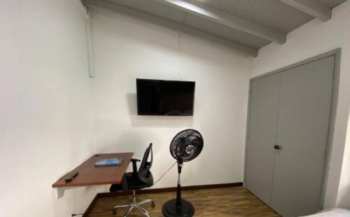 La Aguacatala Apartment | Apartamento cerca al centro comercial Santafé A105 By Roots Rentals