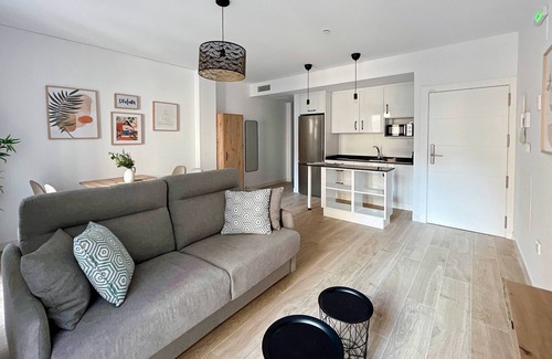 Perchel Sur Apartment | Apartamento de 2 Dormitorios con Pequeño Patio - Picú Home