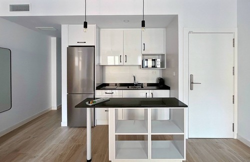 Perchel Sur Apartment | Apartamento de 2 Dormitorios con Pequeño Patio - Picú Home