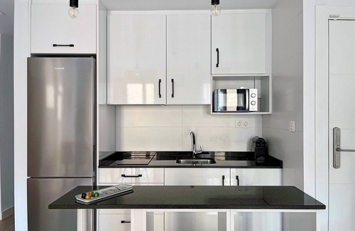 Perchel Sur Apartment | Apartamento de 2 Dormitorios con Pequeño Patio - Picú Home
