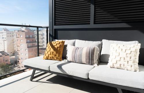 Grau i Platja Apartment | Apartamento nuevo junto al mar con plaza de garaje! Perfecto para familias