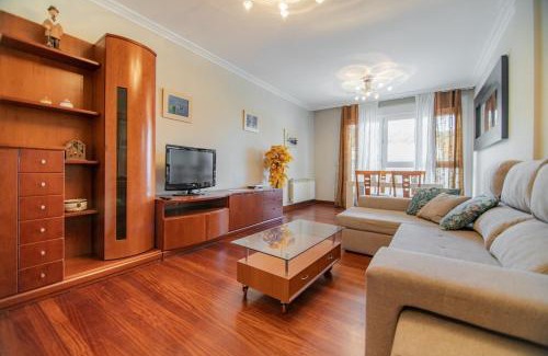 Castro Urdiales Apartment | Apartamento zona centro con garaje y piscina para 4 personas