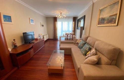 Castro Urdiales Apartment | Apartamento zona centro con garaje y piscina para 4 personas